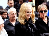 55-letna Nicole Kidman v novi kampanji Balenciaga pozira v dominantnem usnjenem plašču
