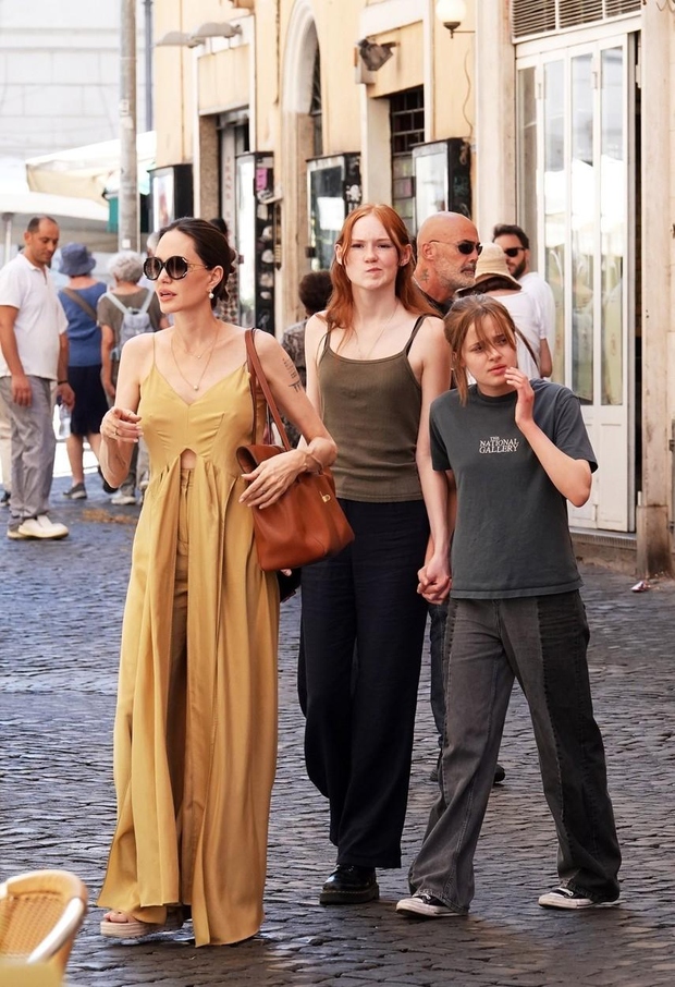 Igralko so opazili, kako je s hčerkama Zaharo Marley Jolie-Pitt in Vivienne Jolie-Pitt nakupovala na Campo de' Fiori, trgu z …