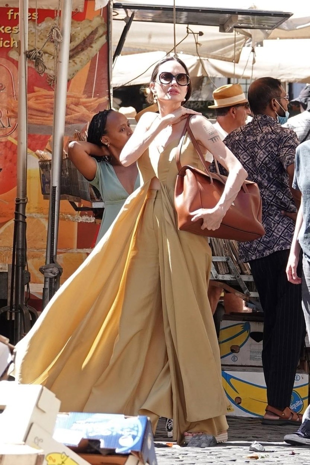 Igralkina obleka Alberta Ferretti je pred časom pritegnila pozornost še ene zvezdnice. Maja 2022 je model Alessandra Ambrosio med obiskom …