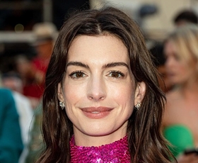 Anne Hathaway navdušila v popolnem poletnem kompletu, ki ga obožujejo vse minimalistke