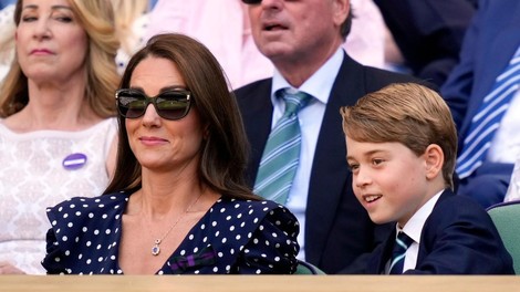 Kate Middleton v svojem najljubšem poletnem vzorcu na finalu Wimbledona usklajena s princem Georgeom