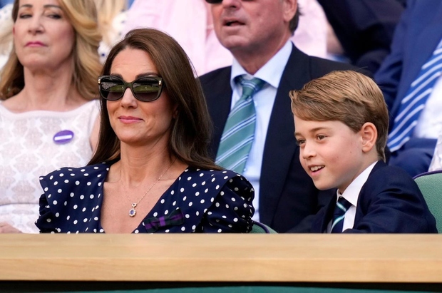 Mali George je prvič nastopil na Wimbledonu in sedel v kraljevi loži, častni tribuni, poleg vojvodinje Kate in princa Williamsa. …