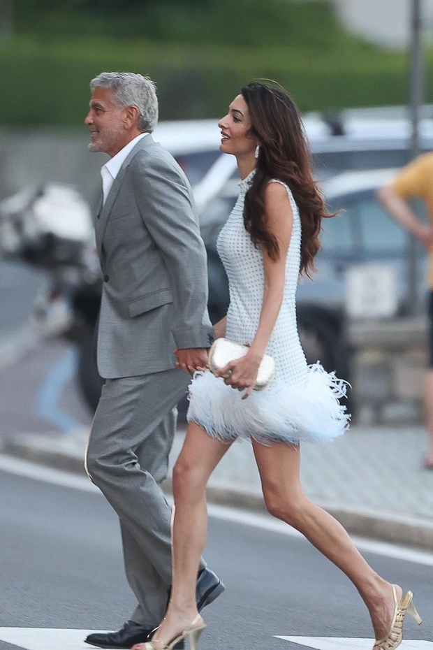 Amal Clooney je obleko dopolnila s kovinsko torbico, ujemajočimi se petami in diamantnimi obročastimi uhani. Čeprav je v svojem slogu …