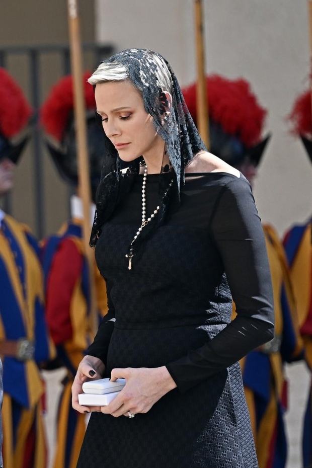 Papež Frančišek je sprejel Charlène in Alberta Monaškega. Za to priložnost je 44-letnica nosila črno obleko z dolgimi rokavi, segajočo …