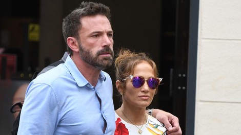 Jennifer Lopez medene tedne v Parizu začela s čudovito poletno obleko s cvetličnim potiskom