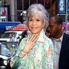 Jane Fonda čudovita v elegantnih belih hlačah in mokasinkah, popolnem videzu za ženske nad 60 let