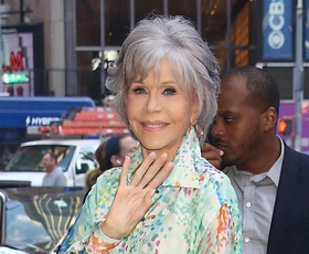 Jane Fonda čudovita v elegantnih belih hlačah in mokasinkah, popolnem videzu za ženske nad 60 let