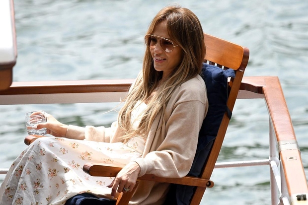 Jennifer Lopez se je prepustila romantiki in za zmenek na ladjici oblekla Kombinirala jo je s sončnimi očali aviator, ki …