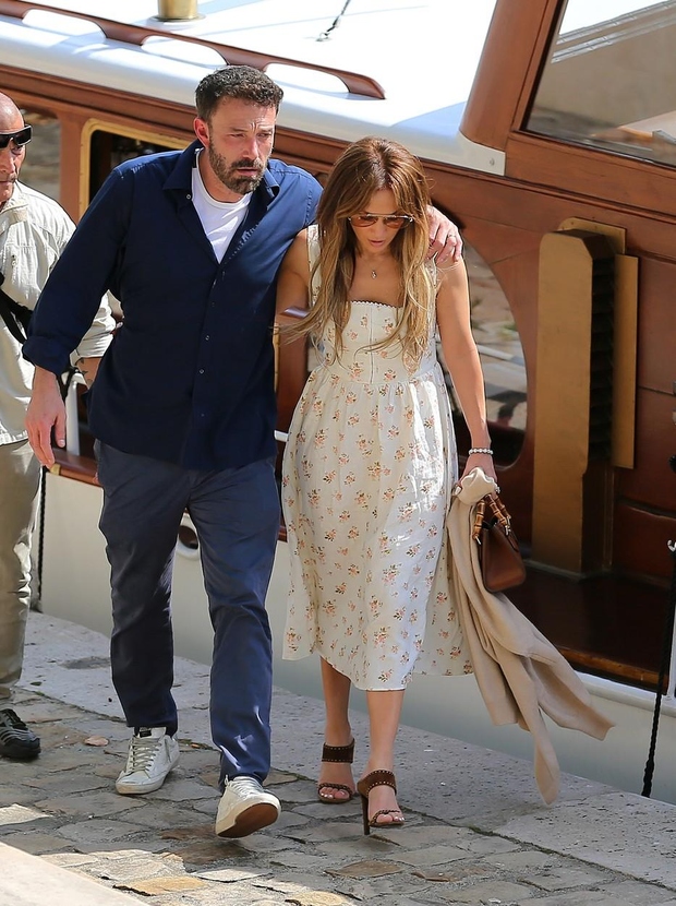 Jennifer Lopez je izbrala nežno belo obleko z rahlo čipkasto obrobo na dekolteju in potiskom majhnih cvetlic. Moda, ki so …