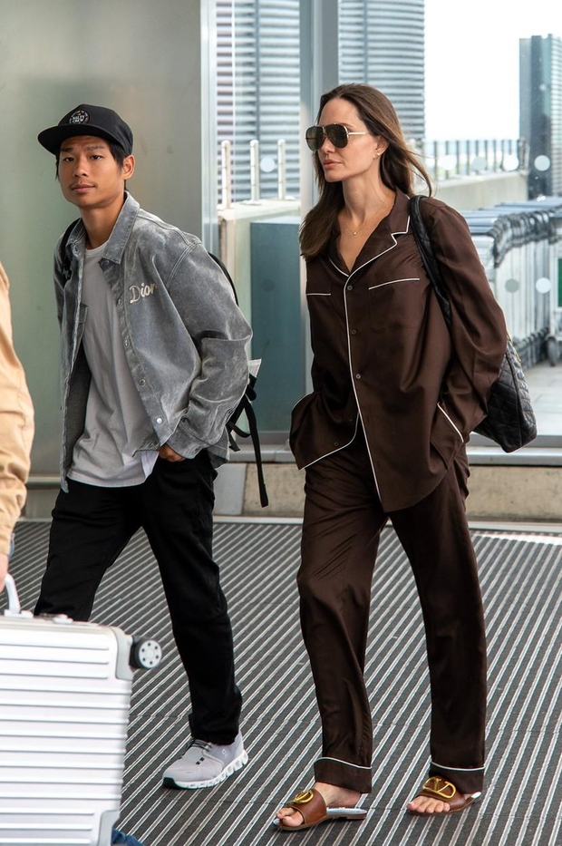 Angelina Jolie je na rami nosila elegantno ročno torbo: YSL, v katero bi lahko spravili vse, kar bi potrebovali za …