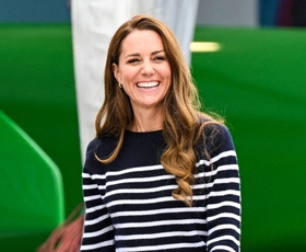 Kate Middleton se s svojimi otroci v parku s trampolini "zlije" z drugimi mamami