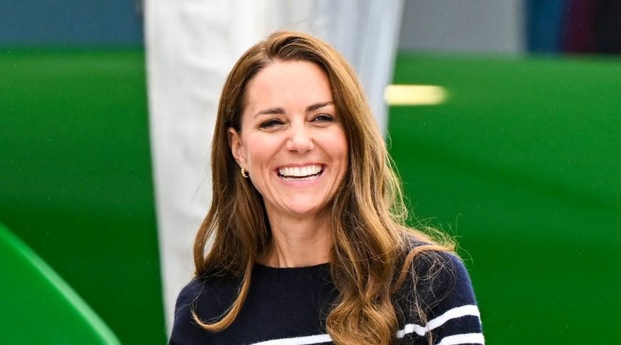 Kate Middleton se s svojimi otroci v parku s trampolini "zlije" z drugimi mamami (foto: Profimedia)