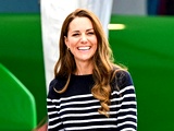 Kate Middleton se s svojimi otroci v parku s trampolini "zlije" z drugimi mamami
