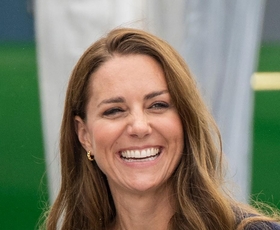 Kate Middleton z elegantnim stilom pokazala, kako po kraljevsko nositi bele kratke hlače