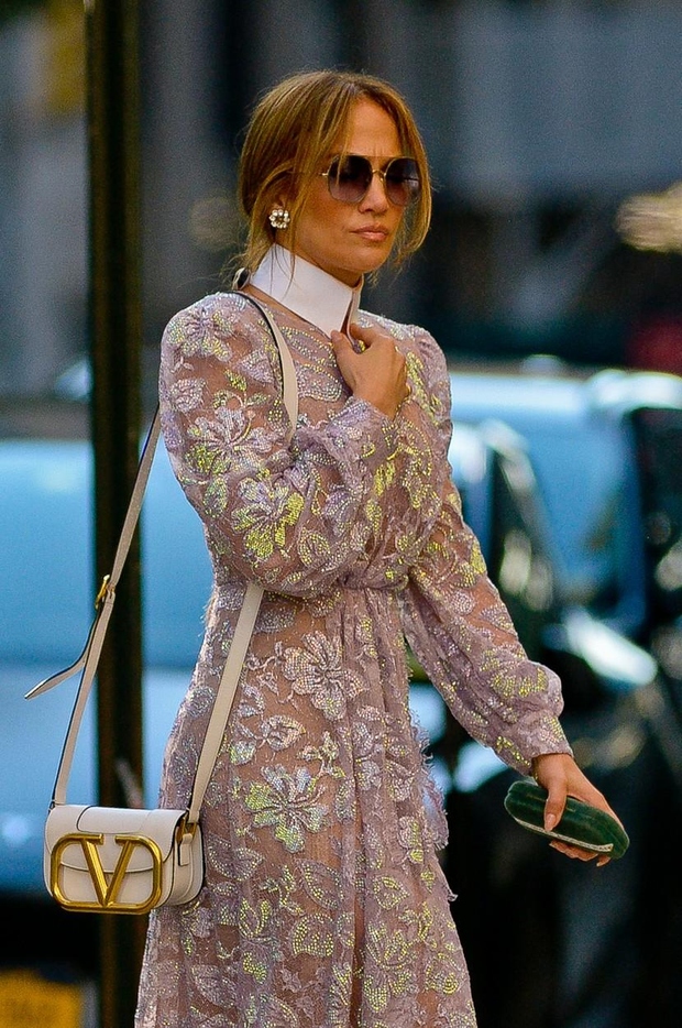 Jennifer Lopez preživlja enega svojih najsrečnejših trenutkov, kar se odraža tudi v njenih oblačilih. Za to priložnost je izbrala lila …