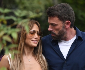 Jennifer Lopez za poroko z Benom Affleckom (spet) oblekla dih jemajočo obleko Ralph Lauren: Oglejte si fotografije z njunega poročnega slavja