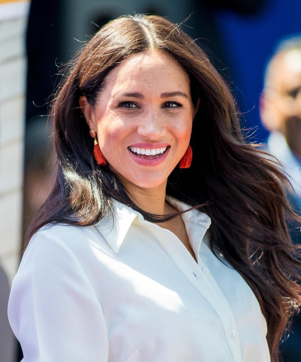 Ta laneni komplet je ves navdih, ki ga potrebujete: Meghan Markle ve, kako se poleti obleči za formalne priložnosti (foto: Profimedia)