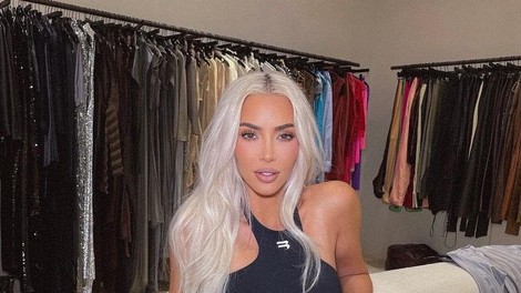 Kim Kardashian je s pobeljenimi obrvmi in novo pričesko neprepoznavna
