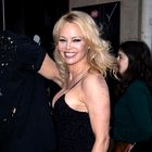 Pamela Anderson je nosila popolne hlače za ženske nad 50 let