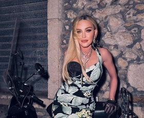 Madonna se ob koncu sicilijanskih počitnic vrača v New York v velikem slogu