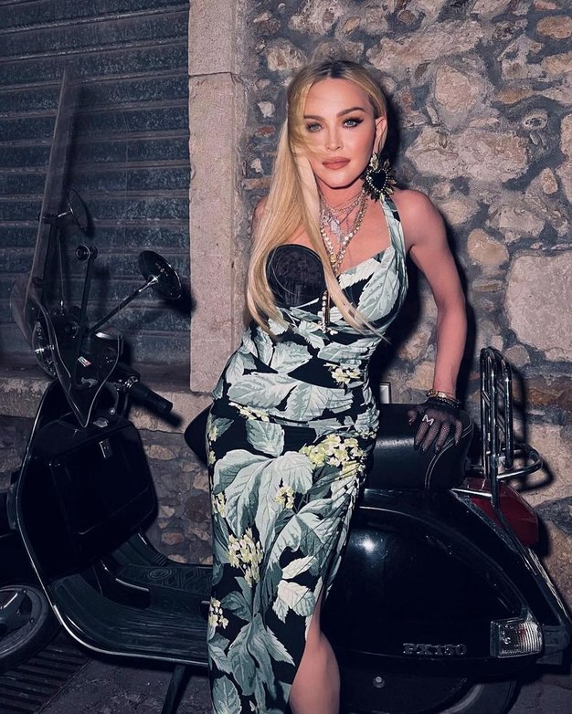 Madonna se ob koncu sicilijanskih počitnic vrača v New York v velikem slogu - Foto: Profimedia