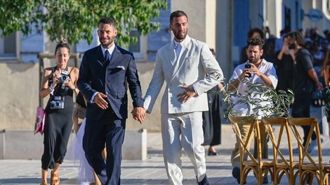 Elegantna poroka s podpisom oblikovalca: Zvezdniki blesteli na poroki v družbi maldoporočencev Simona Jacquemusa in Marca Maestrija