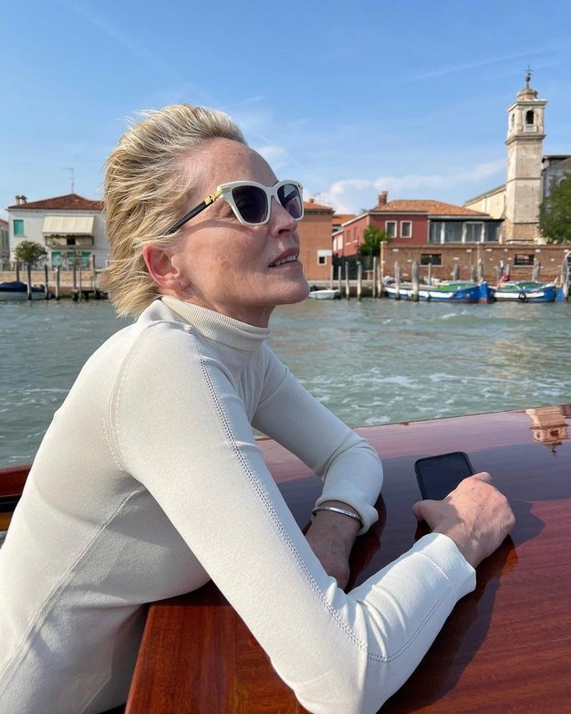 Sharon Stone je pri 64 letih v obleki z izrezi videti bolj zapeljiva kot kdajkoli prej - Foto: Profimedia