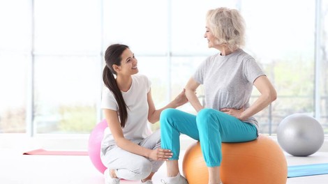 Strokovnjaki fizioterapije za hrbtenico razkrivajo, zakaj hrbtenica pogosteje boli ženske in kako učinkovito odpraviti bolečine