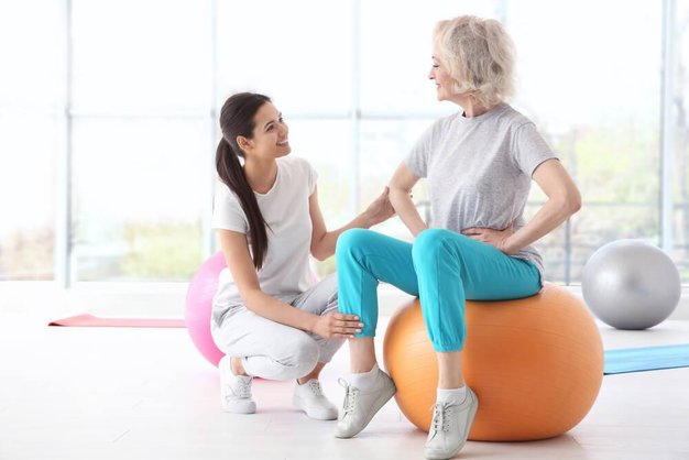 Strokovnjaki fizioterapije za hrbtenico razkrivajo, zakaj hrbtenica pogosteje boli ženske in kako učinkovito odpraviti bolečine - Foto: PROMO