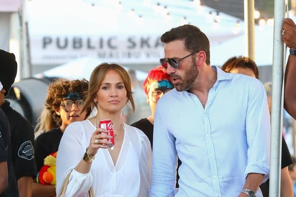 Družina je dan zaključila z večerjo v restavraciji Nobu v Malibuju, kjer je bil Affleck fotografiran, kako zaščitniško objema ženo …