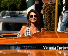 Penélope Cruz v Benetkah zablestela v elegantni kombinaciji kavbojk in jakni iz tvida