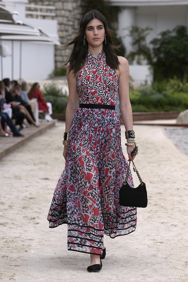 Igralkina prva obleka na modni pisti, Chanel Resort 2023. Simbolično se poklanja Formuli 1.