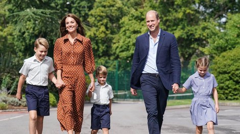 Princ Harry pravi, da se je William "razjezil", ko je ekipa kralja Charlesa medijem podtikala zgodbe o Kate in njegovih otrocih