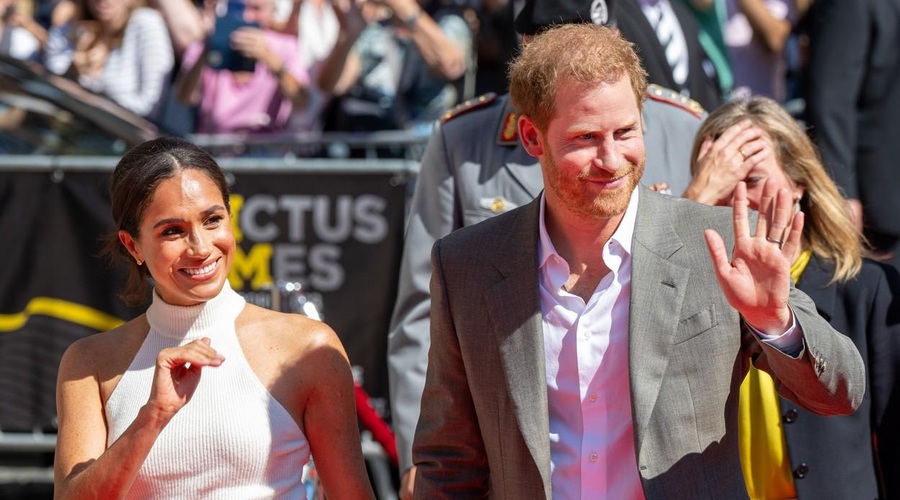 Meghan Markle in princ Harry prihajata v Balmoral, kjer se bosta pridružila kraljevi družini in stala ob strani kraljici Elizabeti (foto: Profimedia)