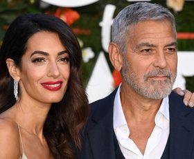 Amal Clooney je bleščečo slip obleko spremenila v nepogrešljiv kos vsake garderobe