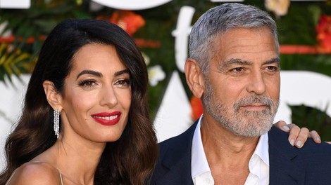 Amal Clooney je bleščečo slip obleko spremenila v nepogrešljiv kos vsake garderobe