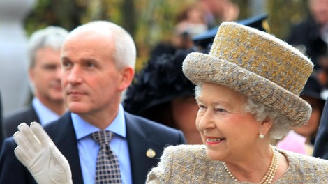 Kraljevo družino pretresa nov škandal: kraljičin bližnji sodelavec obtožen posilstva