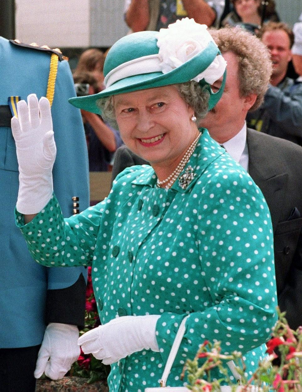 Kraljica Elizabeta II: 9 desetletij kraljevega sloga in najznamenitejši modni trenutki kraljice Elizabete II