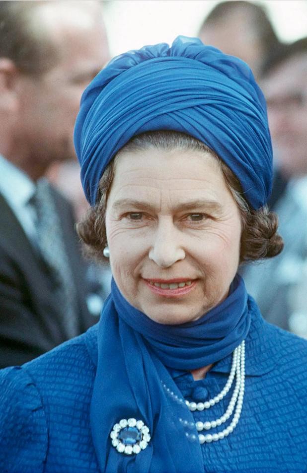 Kraljica Elizabeta II: 9 desetletij kraljevega sloga in najznamenitejši modni trenutki kraljice Elizabete II