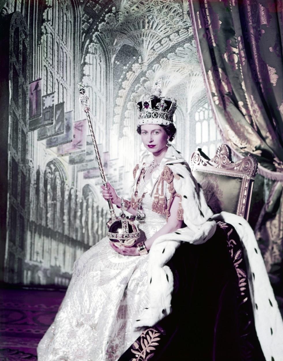 Kraljica Elizabeta II: 9 desetletij kraljevega sloga in najznamenitejši modni trenutki kraljice Elizabete II