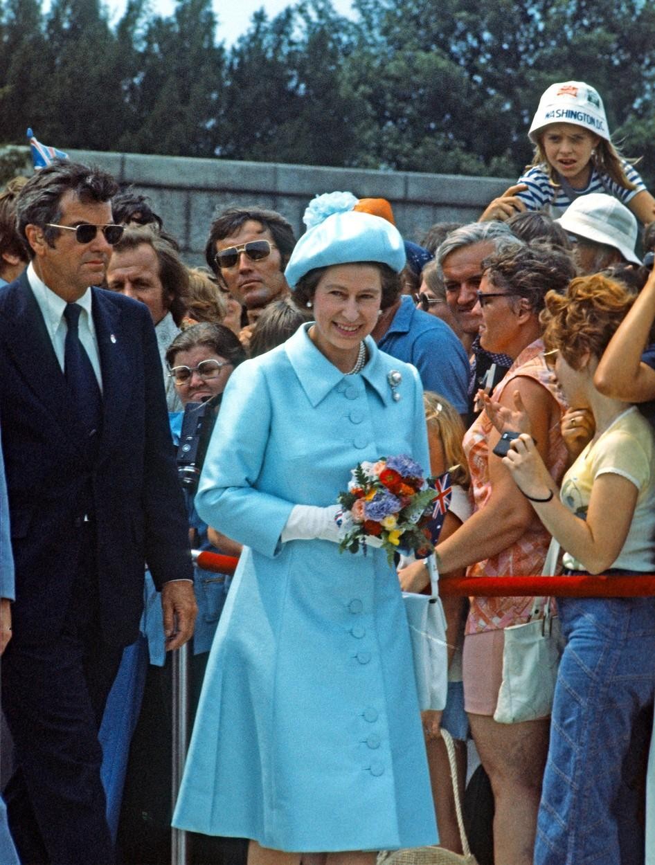 Kraljica Elizabeta II: 9 desetletij kraljevega sloga in najznamenitejši modni trenutki kraljice Elizabete II