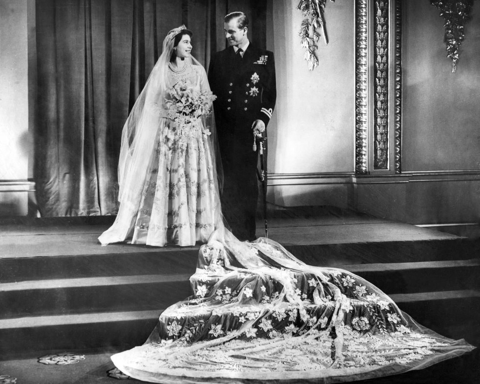 Kraljica Elizabeta II: 9 desetletij kraljevega sloga in najznamenitejši modni trenutki kraljice Elizabete II