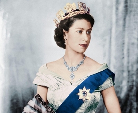 Kraljica Elizabeta II: 9 desetletij kraljevega sloga in najznamenitejši modni trenutki kraljice Elizabete II
