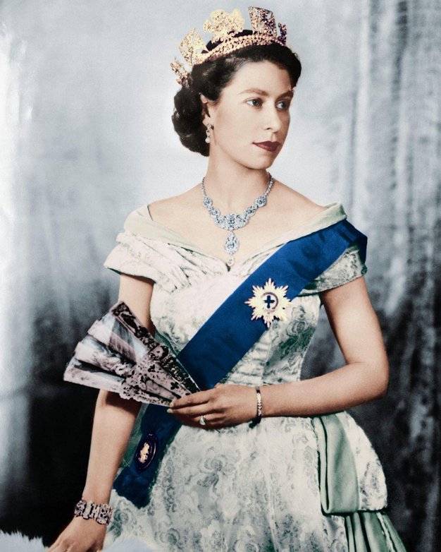 Kraljičino stilsko podobo v zadnjih devetih desetletjih si oglejte v fotogaleriji.