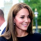 Kate postaja blondinka! Valižanska princesa v Windsorju pokazala novo pričesko, ko se je s princem Williamom in zakoncema Sussex sprehodila po mestu