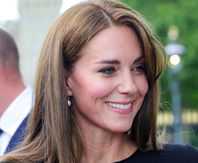 Kakšen nakit izbira Kate Middleton, ko ne nosi kraljevih draguljev: Njene zlate ogrlice zlahka primerjamo s kraljevim nakitom