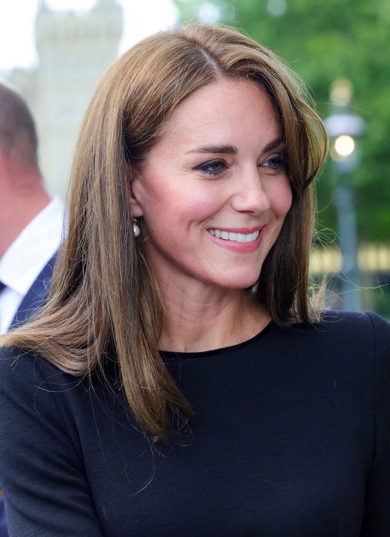 Kakšen nakit izbira Kate Middleton, ko ne nosi kraljevih draguljev: Njene zlate ogrlice zlahka primerjamo s kraljevim nakitom (foto: Profimedia)