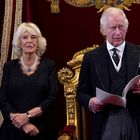 Kako je Camilla s svojim videzom subtilno počastila kraljico Elizabeto II: Nova kraljica soproga je nosila bleščečo broško, ki ji jo je nekoč podarila kraljica
