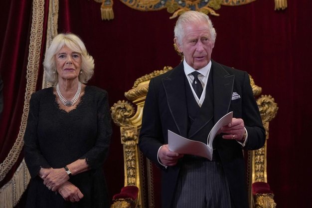 Kako je Camilla s svojim videzom subtilno počastila kraljico Elizabeto II: Nova kraljica soproga je nosila bleščečo broško, ki ji jo je nekoč podarila kraljica - Foto: Profimedia