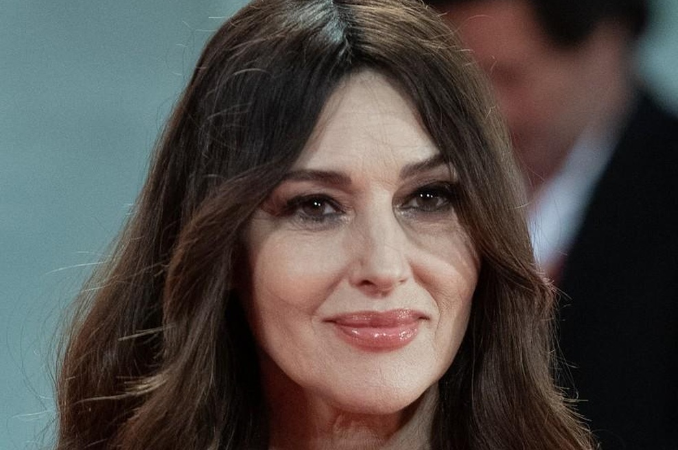 Če obožujete klasičen minimalizem, je dolga črna obleka Monice Bellucci popolna za poletje 2023 (foto: Profimedia)